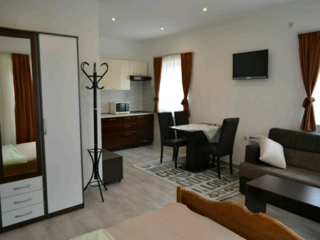 Guest House First Stop Rakovica Buitenkant foto